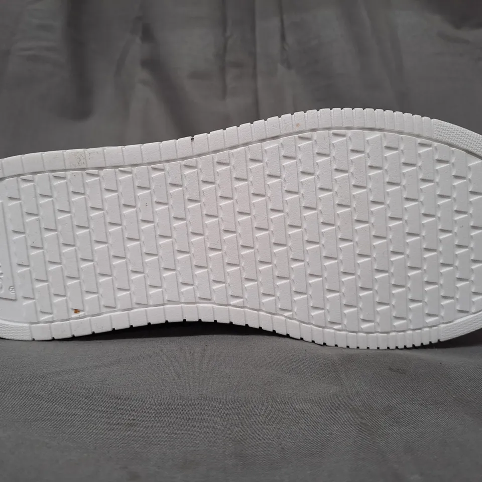 BOXED PAIR OF LEVI'S TRAINERS IN WHITE UK SIZE 6