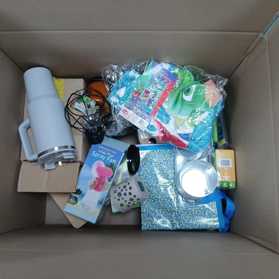 LARGE QUANTITY OF ASSORTED HOUSEHOLD PRODUCTS TO INCLUDE; WILTSHIRE QUICHE AND TART PAN, REDCLIFF'S CAMPING LAMP, GRUNDIG SOLAR STRING LIGHT, PRINGLES JIGSAW, BUBBLE BAZOOOKA AND SPRAY FAN