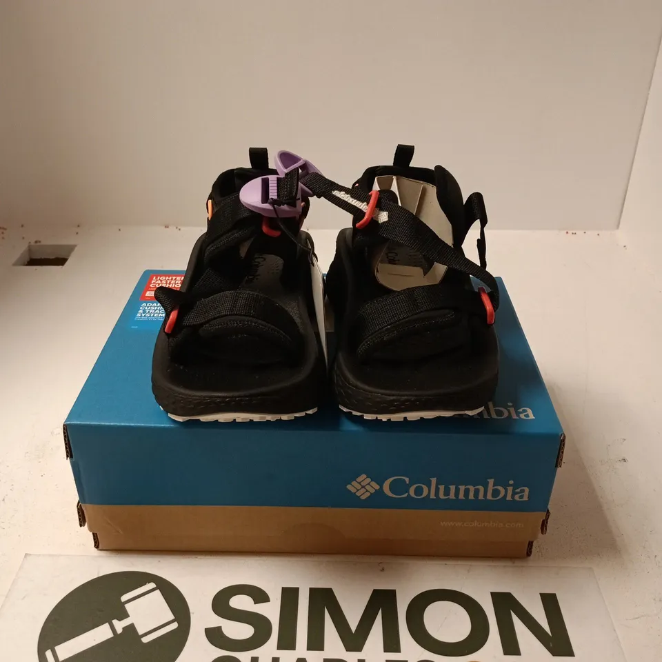 BOXED PAIR OF COLUMBIA KONOS ELEVATE STRAP SANDALS IN BLACK - UK 4