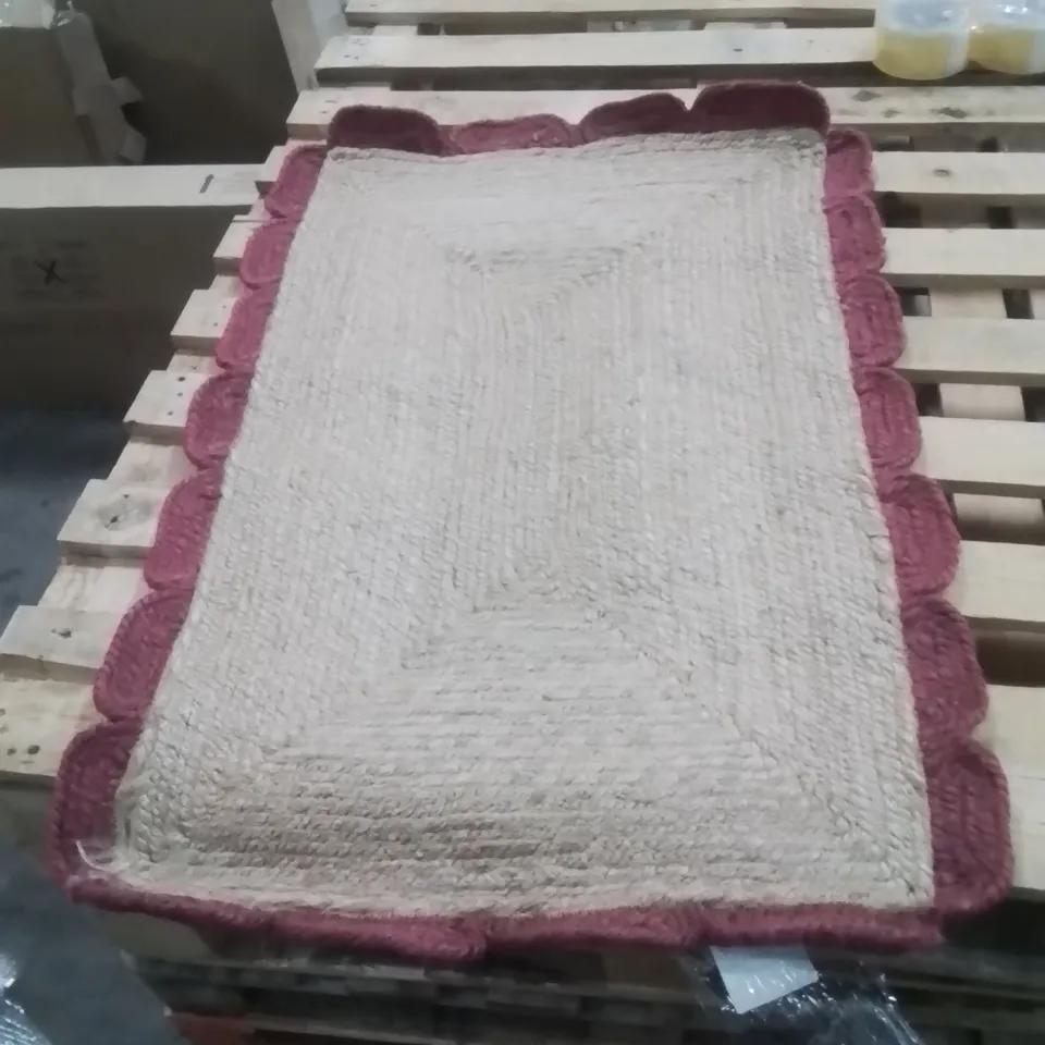 QUALITY DESIGNER AREA RUG - APPROXIMATELY 86X59CM