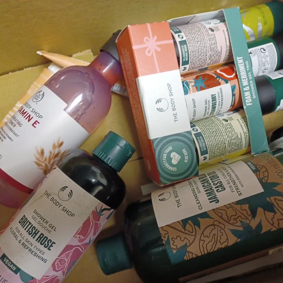 APPROXIMATELY 10 ASSORTED THE BODY SHOP HEALTH AND BEAUTY PRODUCTS TO INCLUDE JAMAICAN BLACK CASTOR OIL, VITAMIN E HYDRATING TONER, BRITISH ROSE SHOWER GEL
