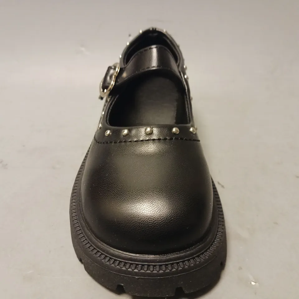 BOXED PAIR OF DESIGNER KIDS SHOES IN BLACK EU SIZE 29