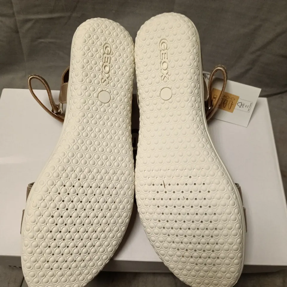 GEOX VEGA A PEARL SYNTHETIC LEATHER SANDALS – LT GOLD, UK 6 (EU 39)