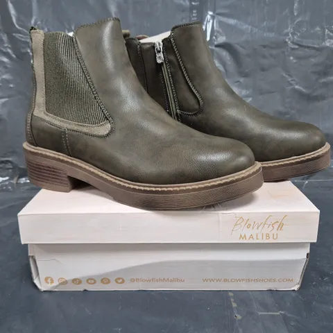 BOXED PAIR OF BLOWFISH MALIBU VERA BOOTS IN OLIVE SIZE 8