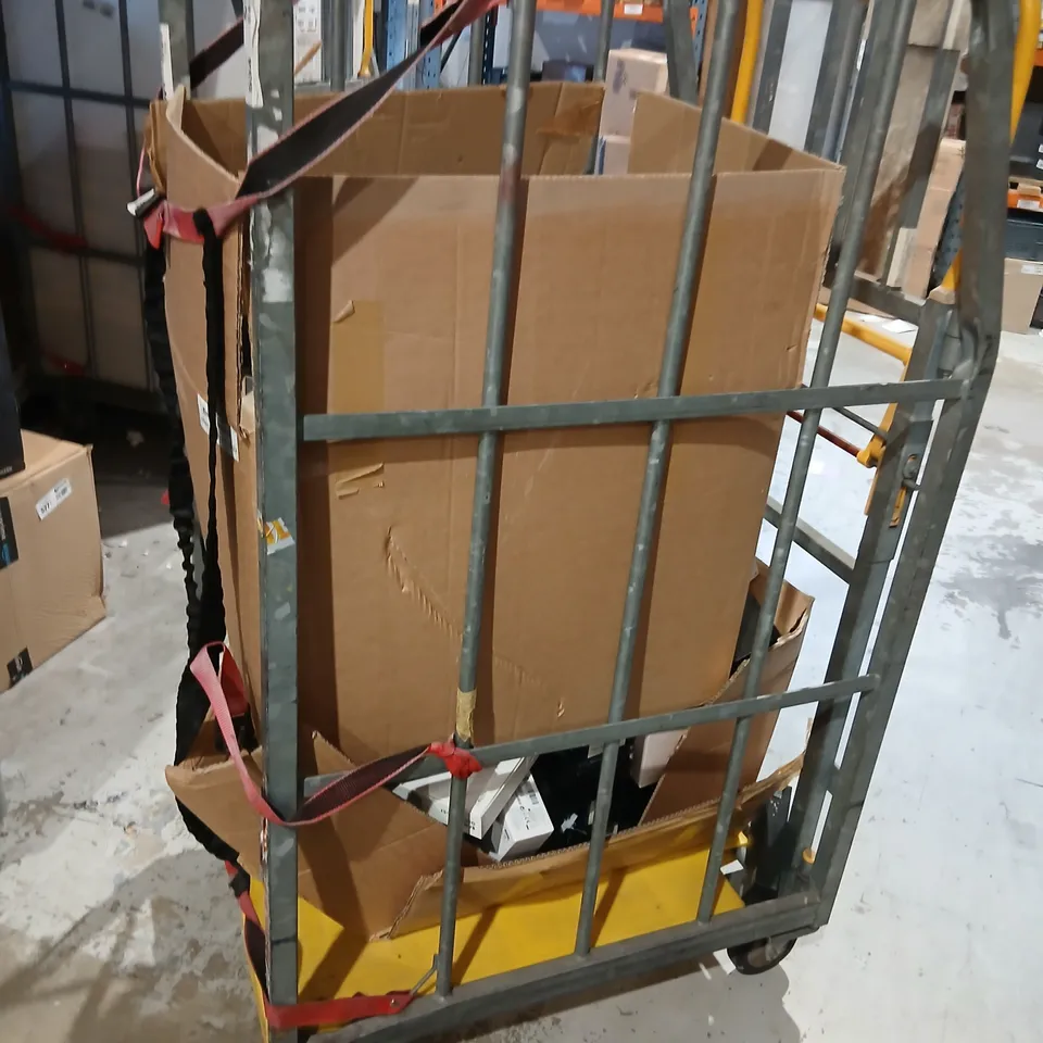 LARGE QUANTITY OF ASSORTED ELECTRICAL DEVICE PACKAGING/BOXES TO INCLUDE BOXES FOR; SAMSUNG S20, GOOGLE PIXEL 7, SAMSUNG S21 ULTRA 5G AND GOOGLE PIXEL 7 PRO