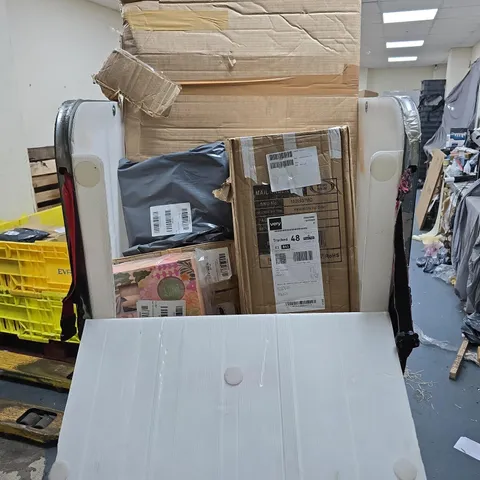 CAGE OF APPROXIMATELY 8 ASSORTED HOUSEHOLD ITEMS TO INCLUDE MIRROR, KIND GIFT SET ETC