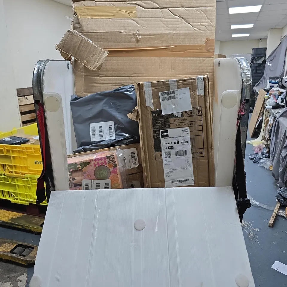 CAGE OF APPROXIMATELY 8 ASSORTED HOUSEHOLD ITEMS TO INCLUDE MIRROR, KIND GIFT SET ETC