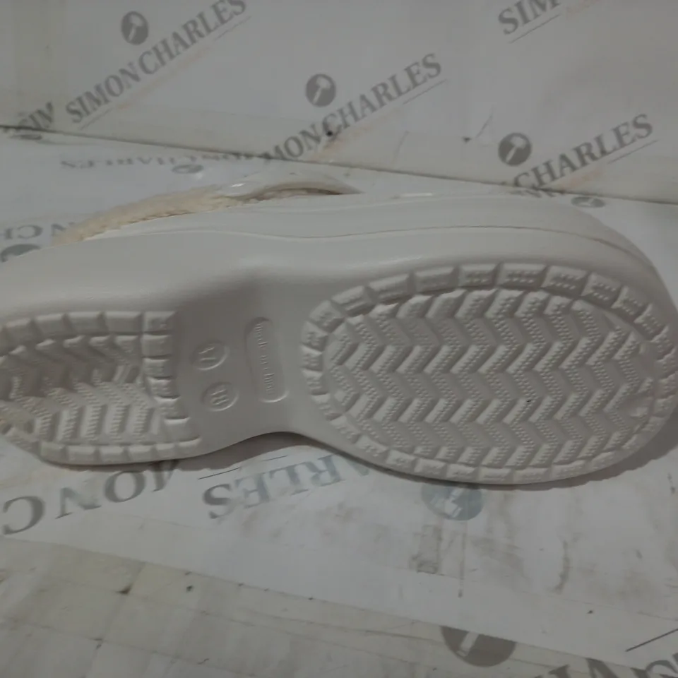 WHITE THICK CROCS STYLE SIZE 37/38