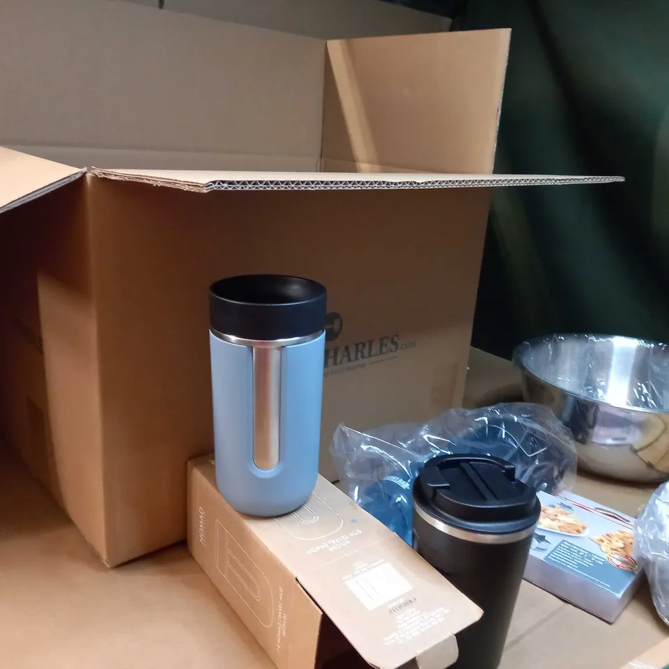 LOT OF APPROX 10 ASSORTED HOUSEHOL/KITCHEN WARE RELATED ITEMS TO INCLUDE: PYREX DISHES, BOTTLES, MIXING BOWL