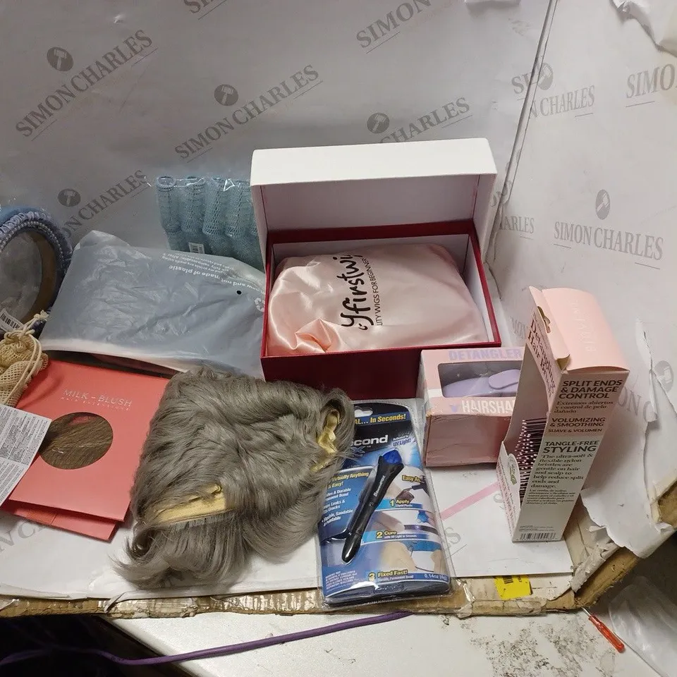BOX OF APPROX 10 ASSORTED HEALTH AND BEAUTY ITEMS TO INCLUDE - DETANGLER, HAIR BRUSH AND WIGS ETC