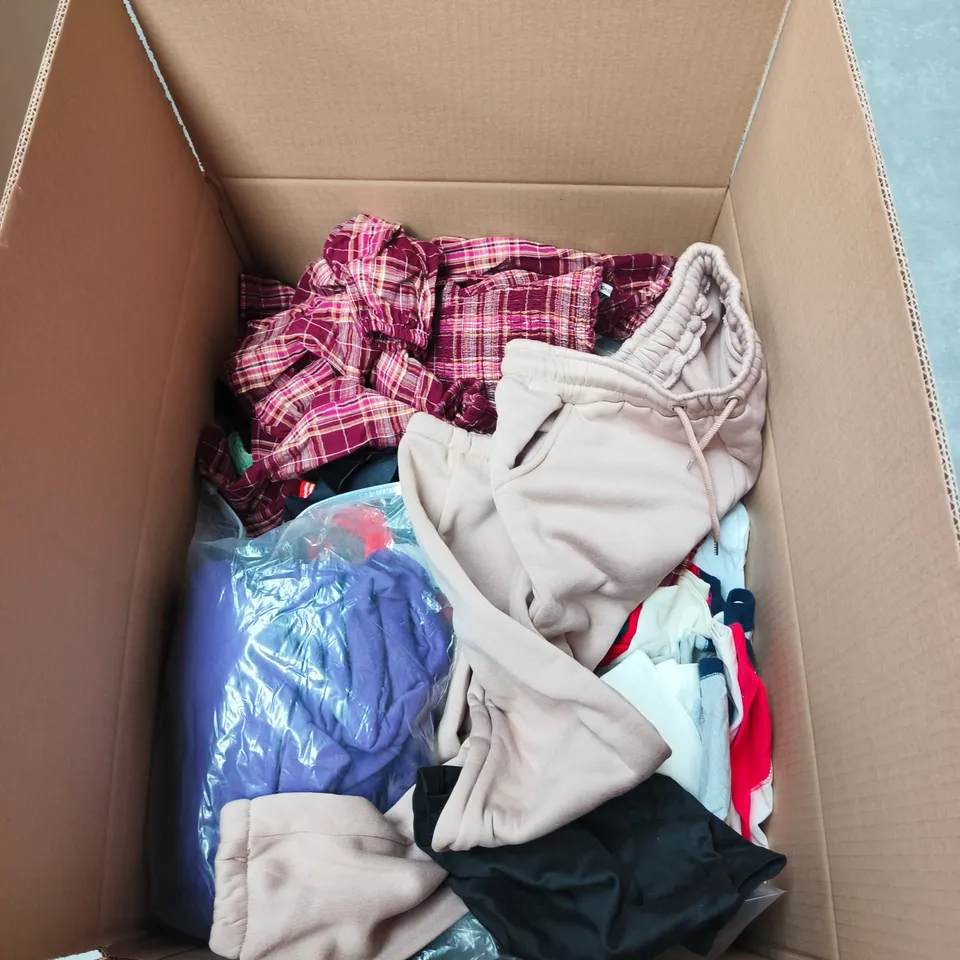 APPROXIMATELY 25 ASSORTED KIDS CLOTHING ITEMS IN VARIOUS STYLES, SIZES & COLOURS