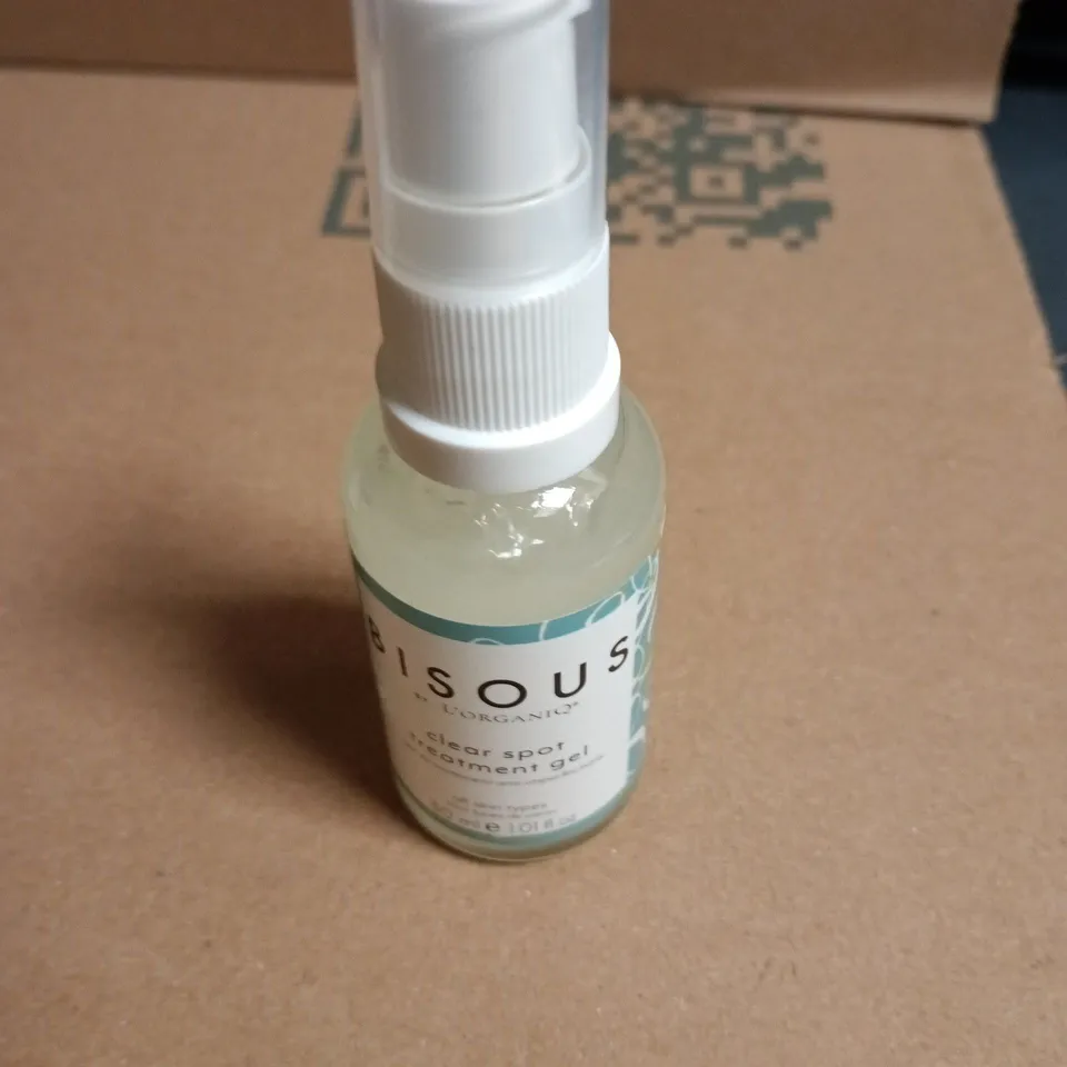 BOX OF APPROXIMATELY 40 BOTTLES CONTAINING BISOUS CLEAR SPOT TREATMENT AND L'ORGANIQ FACIAL SERUM 
