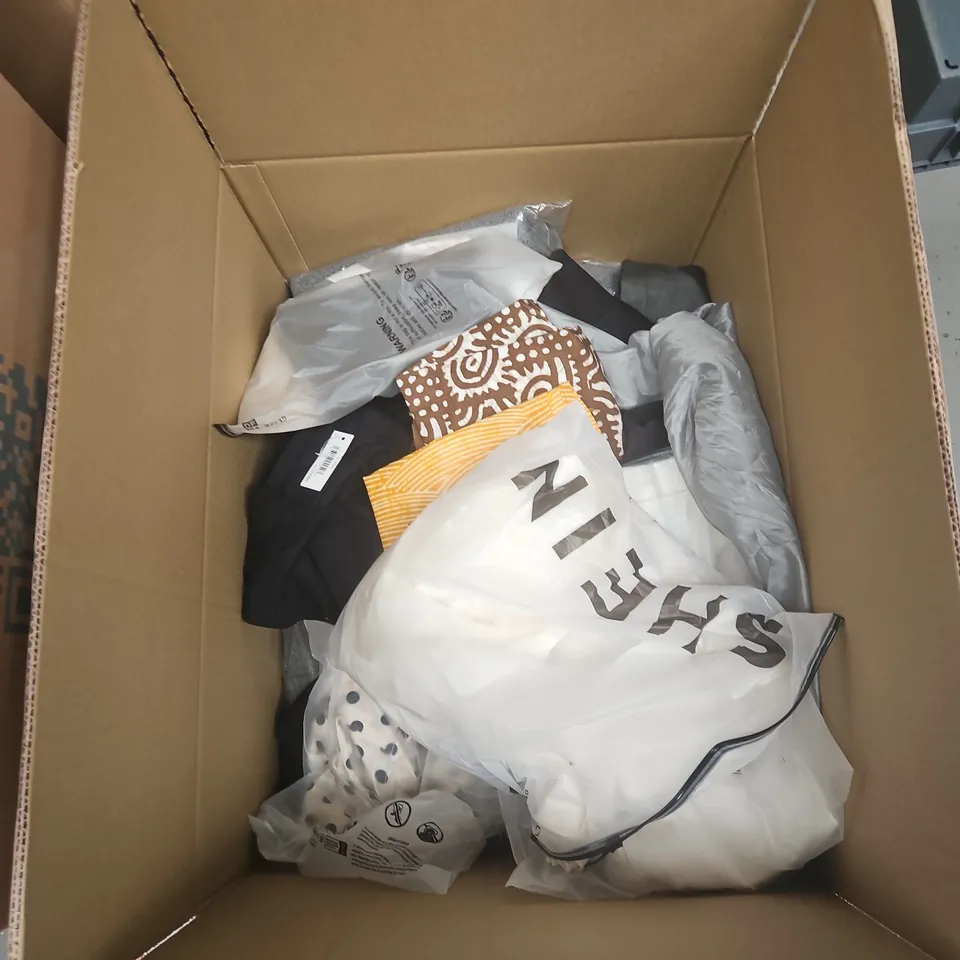 BOX OF APPROXIMATELY 15 ASSORTED CLOTHING ITEMS TO INCLUDE: TOPSHOP T SHIRT