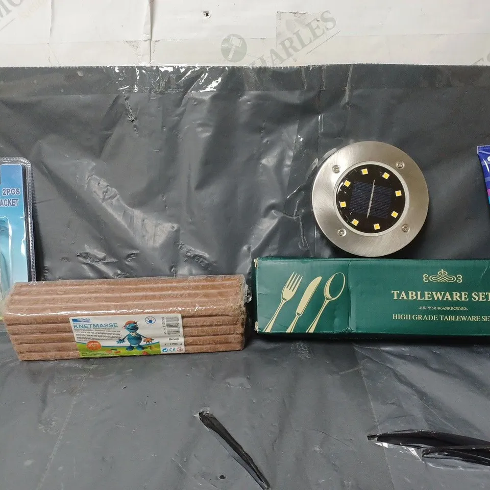 BOX OF APPROXIMATELY 15 ASSORTED ITEMS TO INCLUDE -  MOULD MAGIC NEW GEL FORMULA , TABLEWARE SET , CURTAIN ROD BRACKET ETC