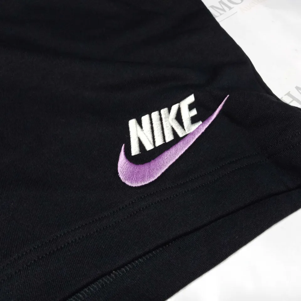 NIKE STANDARD FIT AT KNEE LENGTH TRACKSUIT SHORTS IN BLACK - MEDIUM