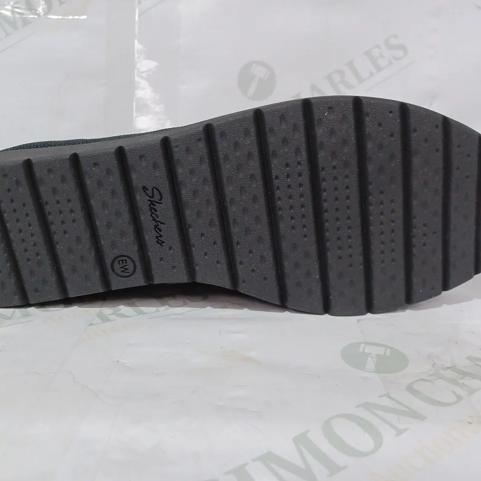 BOXED PAIR OF SKECHERS MEMORY FOAM WIDE FIT SLIP-ON SHOES IN BLACK UK SIZE 7