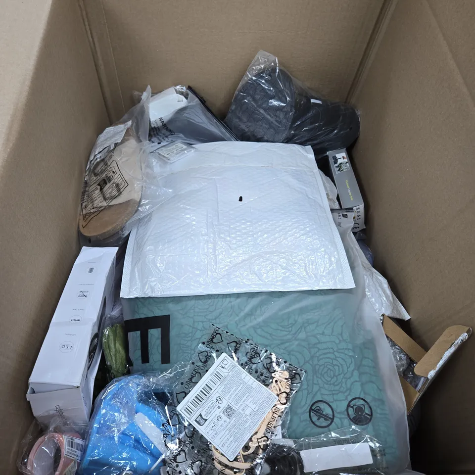 BOX OF APPROXIMATELY 15 ASSORTED ITEMS INCLUDING A PAIR OF BLACK TRAINERS, AN ELECTRIC LUGGAGE SCALE AND SOME SANDALS