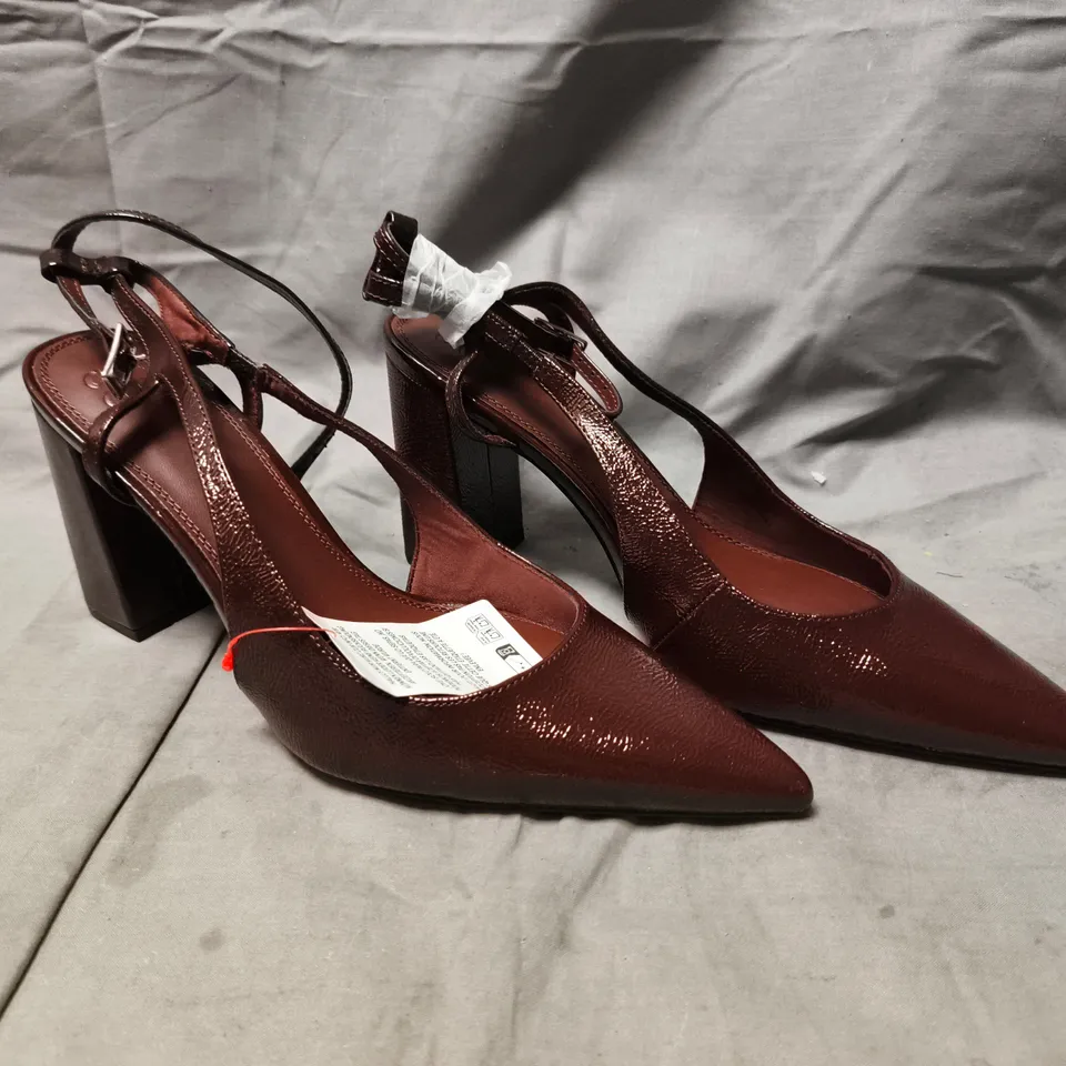 BOXED PAIR OF ASOS DESIGN POINTED TOE BLOCK HEELED SHOES IN BROWN SIZE 9