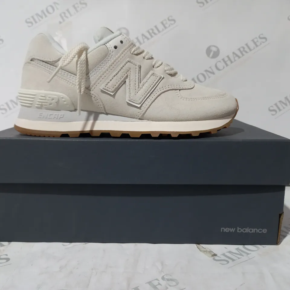 BOXED PAIR OF NEW BALANCE TRAINERS IN OFF WHITE UK SIZE 4