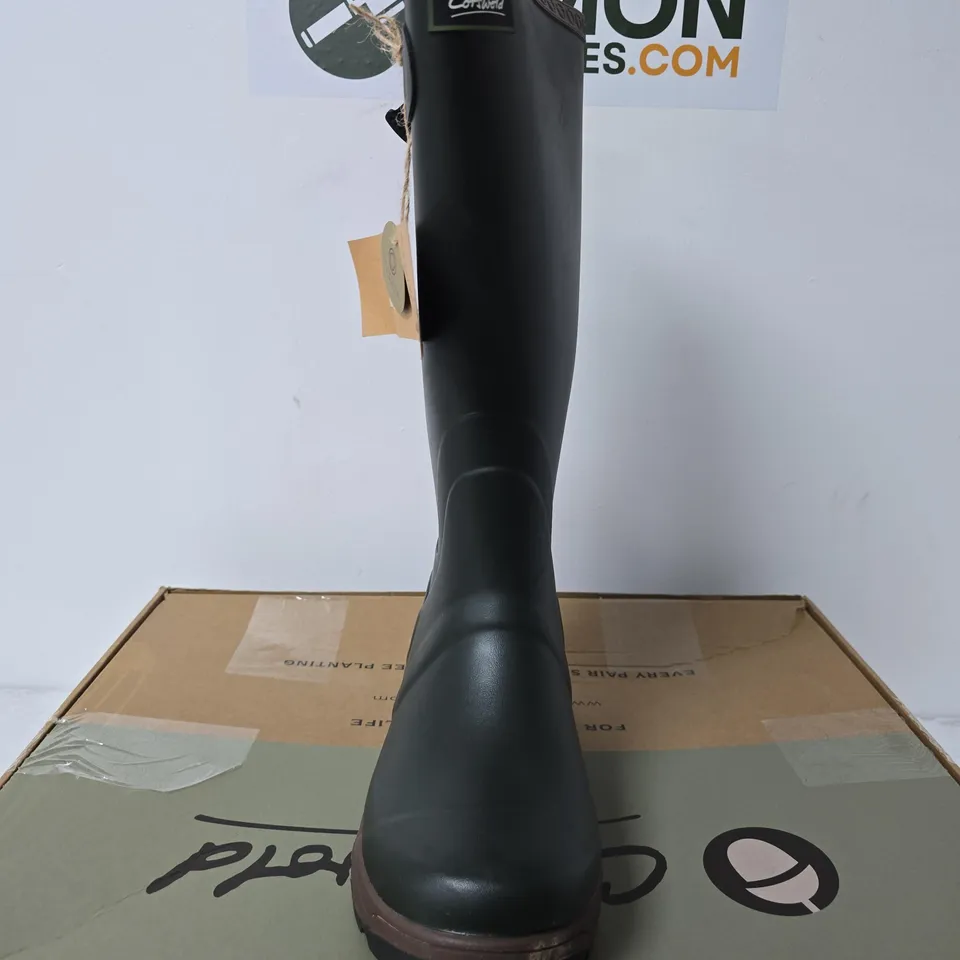 BOXED PAIR OF COTSWOLD COMPASS PREMIUM WELLINGTONS - GREEN - UK 9
