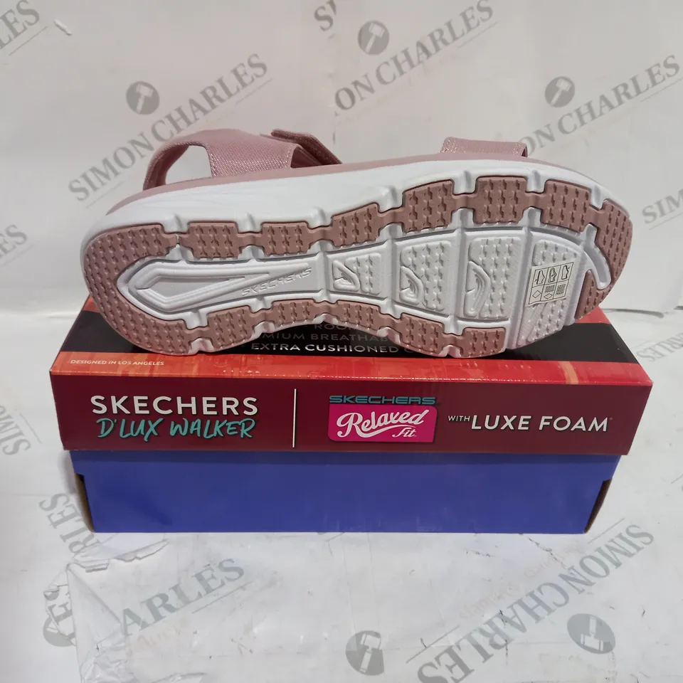 BOXED PAIR OF SKECHERS D'LUX WALKER NEW BLOCK BLACK SANDALS - SIZE 7