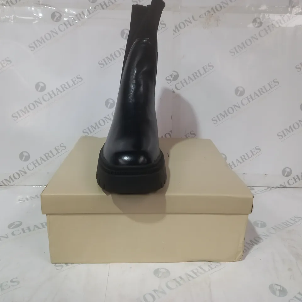 BOXED PAIR OF SIMMI LONDON CHUNKY BOOTS IN BLACK UK SIZE 7