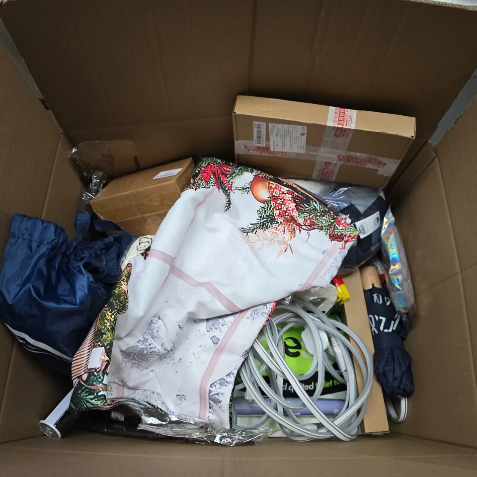 BOX OF APPROXIMATELY 15 ASSORTED HOUSEHOLD ITEMS TO INCLUDE COLOURFUL DOG COLLAR, MULTIFUNCTIONAL PORTABLE LAMP AND CHRISTMAS WRAPPING PAPER