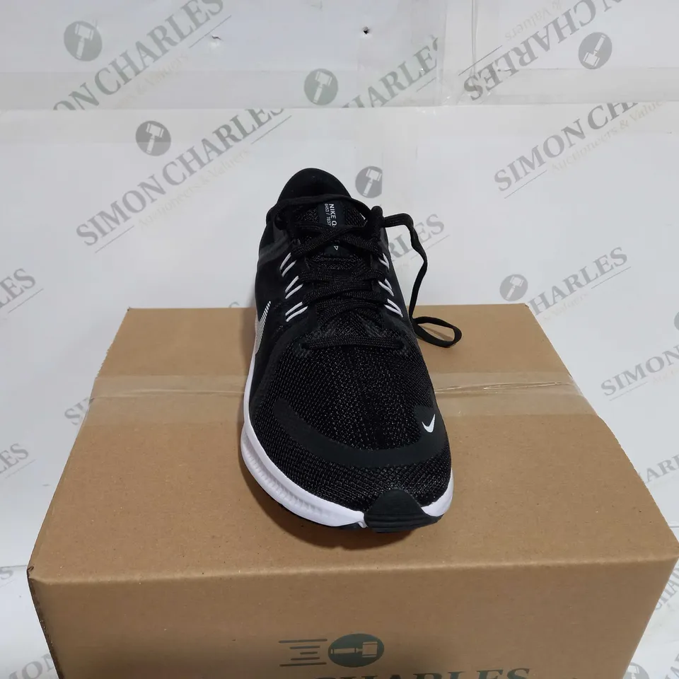 BOXED NIKE QUEST LACED TRAINING SHOES IN BLACK/WHITE - UK SIZE 6