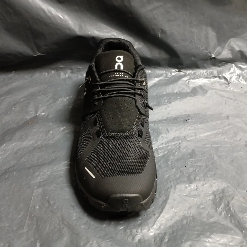 PAIR OF ON CLOUDSURFER TRAINERS IN BLACK SIZE UK 8