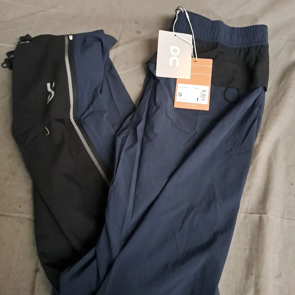 ON RUNNING TRACK PANTS IN NAVY - SMALL