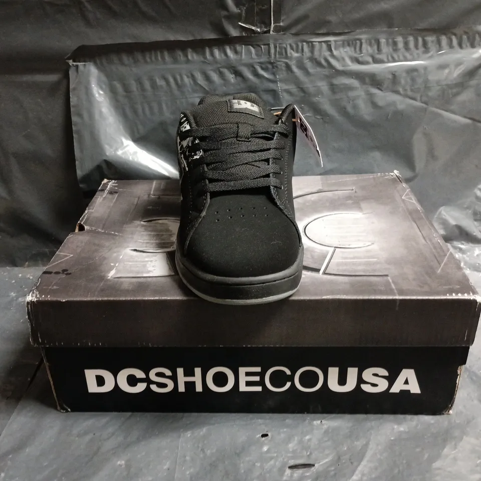 BOXED PAIR OF DC GAVELER SHOES IN BLACK/GREY SIZE UK 8