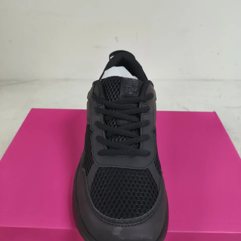 BOXED PAIR OF B STRONG LADIES OWN LABEL TRAINERS – BLACK, UK SIZE 7
