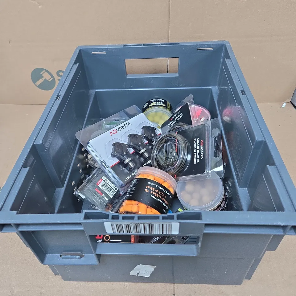 TOTE OF APPROXIMATELY 20 ASSORTED FISHING RELATED ITEMS 