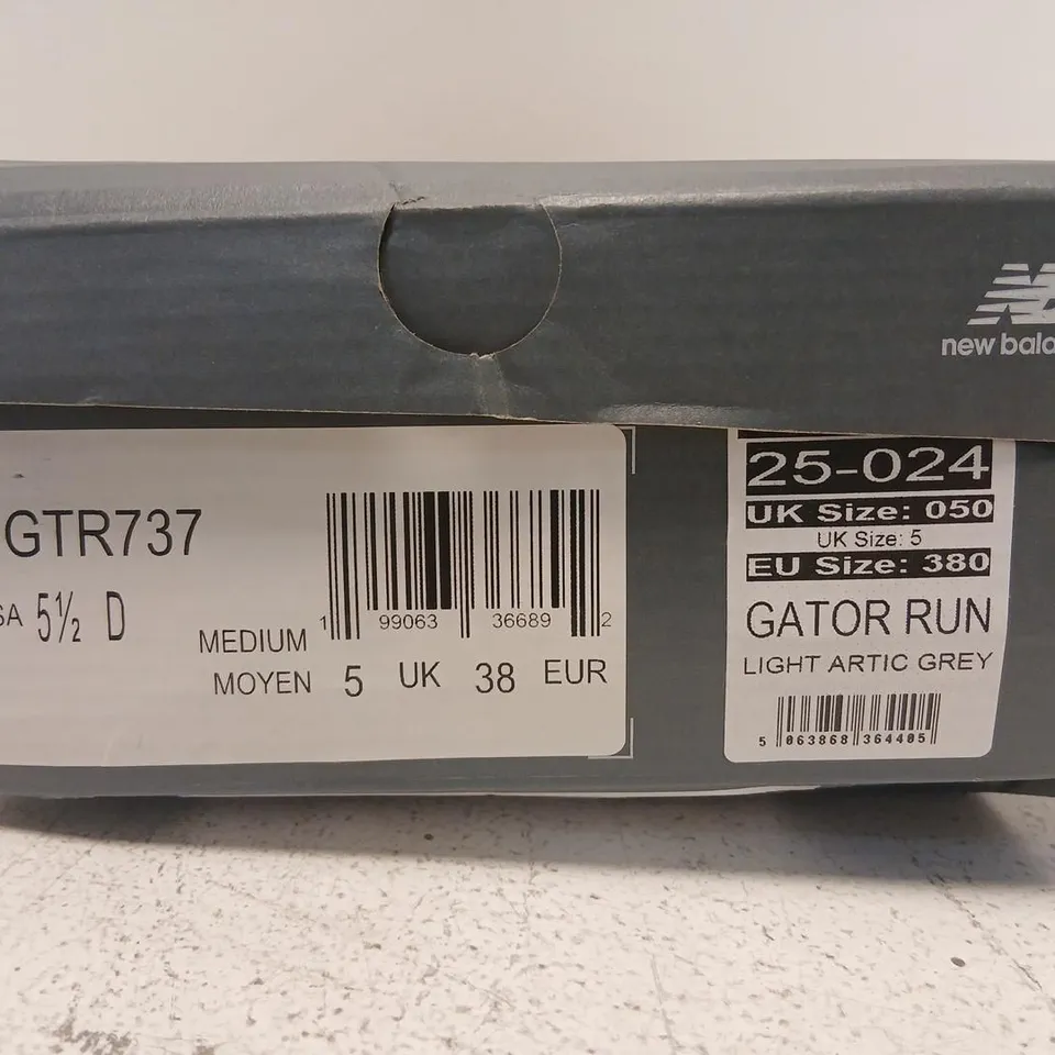 NEW BALANCE GATOR RUN SNEAKERS – LIGHT ARTIC GREY, UK 5