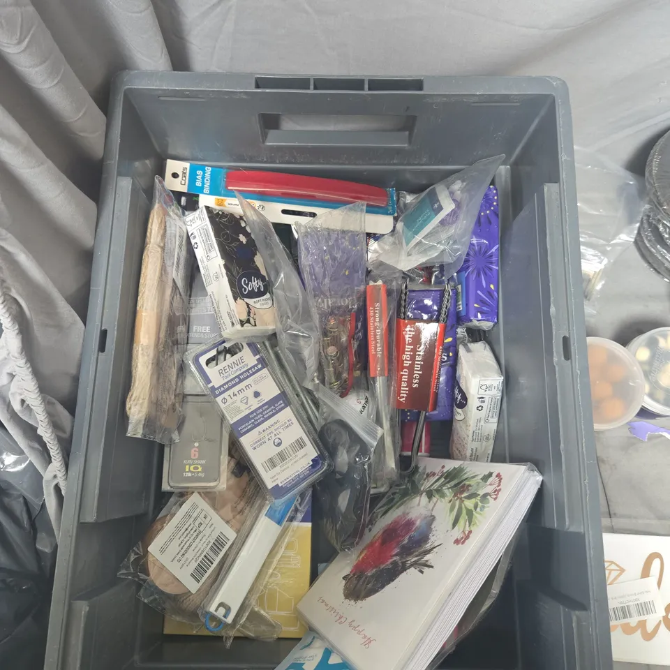 APPROXIMATELY 25 ASSORTED CRAFT SUPPLIES AND TOOLS – MIXED LOT