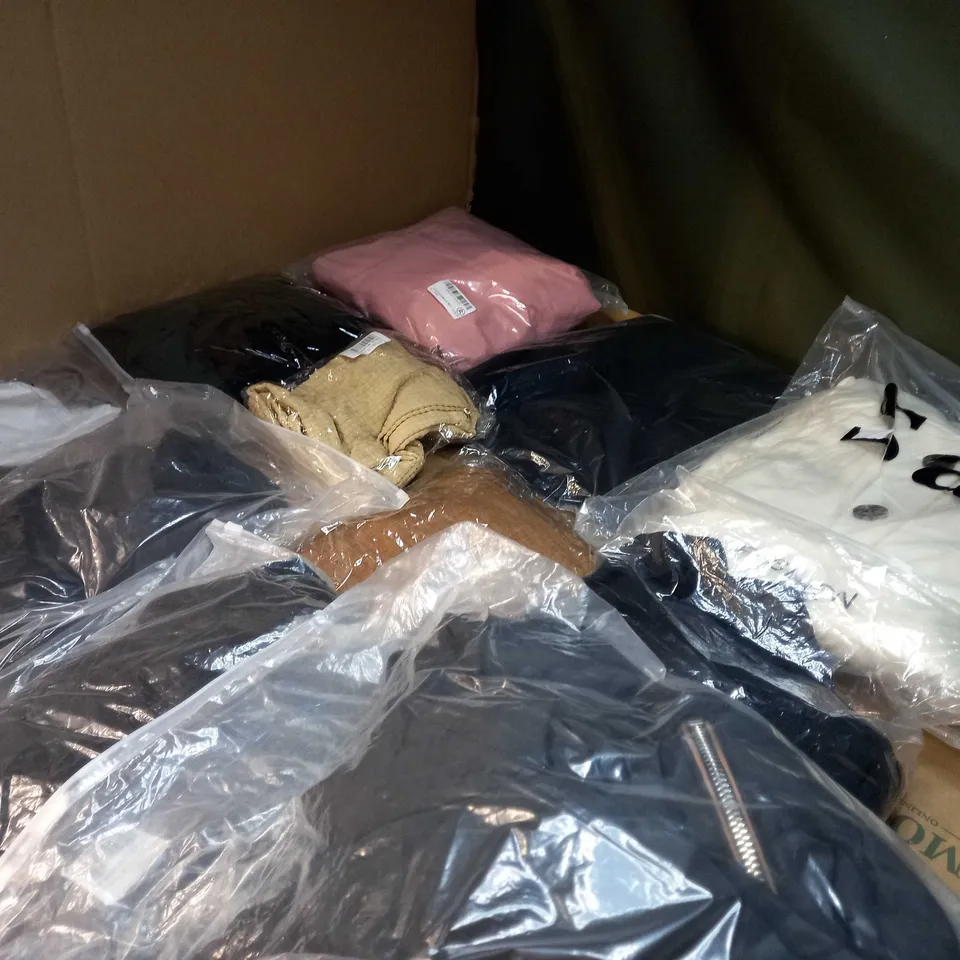 LOT OF APPROX 25 ASSORTED CLOTHING ITEMS VARYING IN SIZE/COLOUR/STYLE TO INCLUDE: TROUSERS, SKIRTS, TOPS