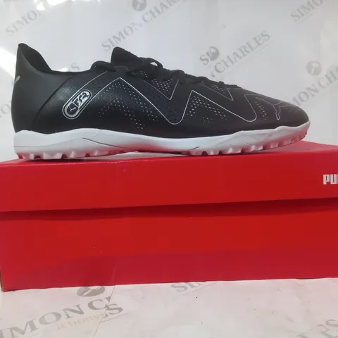 BOXED PAIR OF PUMA FUTURE PLAY TT SHOES IN BLACK/SILVER UK SIZE 10