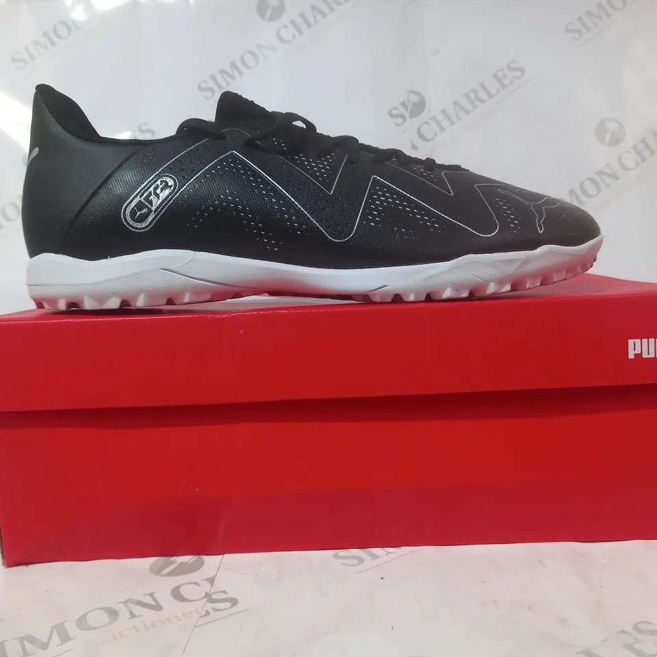 BOXED PAIR OF PUMA FUTURE PLAY TT SHOES IN BLACK/SILVER UK SIZE 10