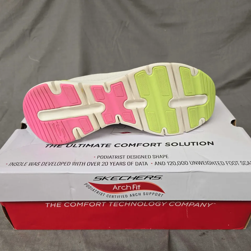 BOXED PAIR OF SKECHERS ARCH FIT TRAINERS - 6.5