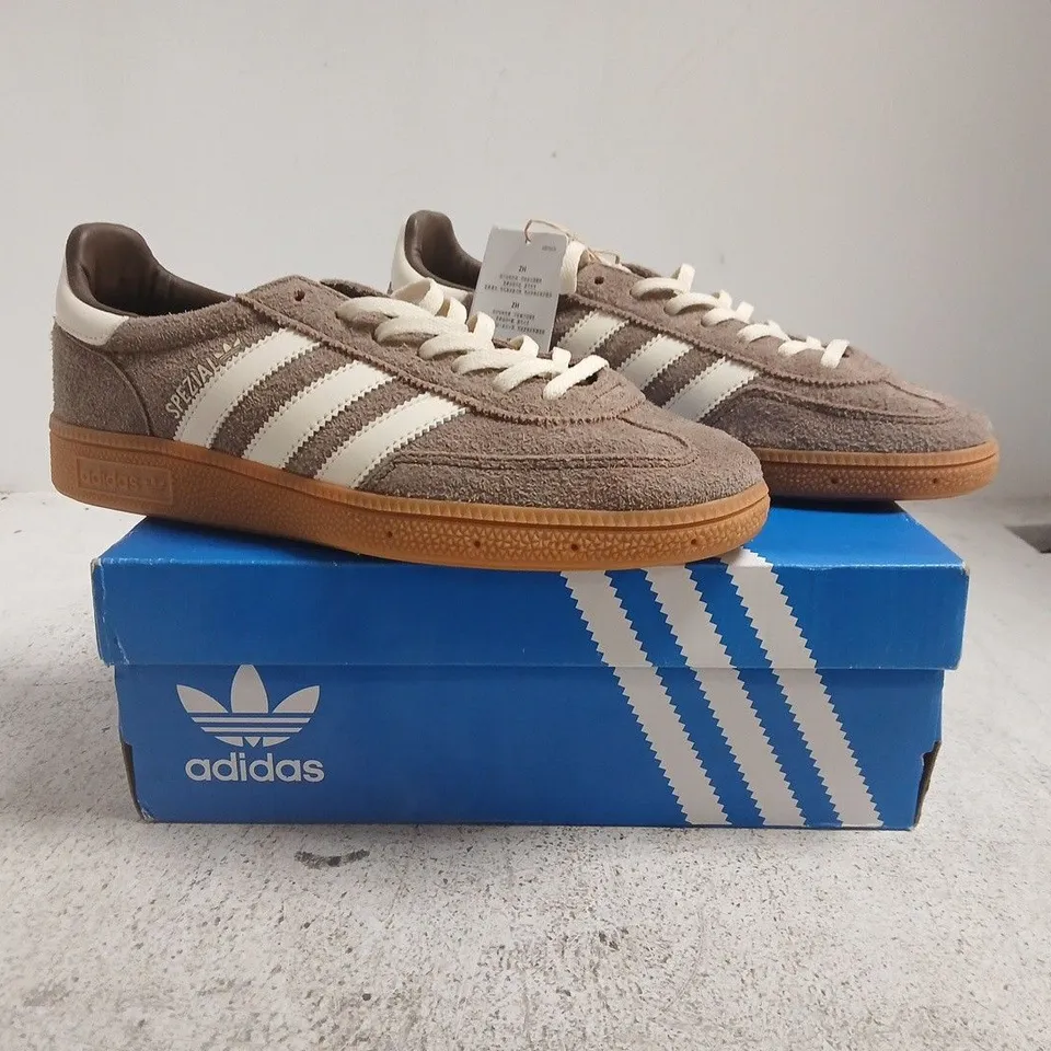 BOXED PAIR OF ADIDAS HANDBALL SPEZIAL TRAINERS IN TAUPE SIZE UK 7