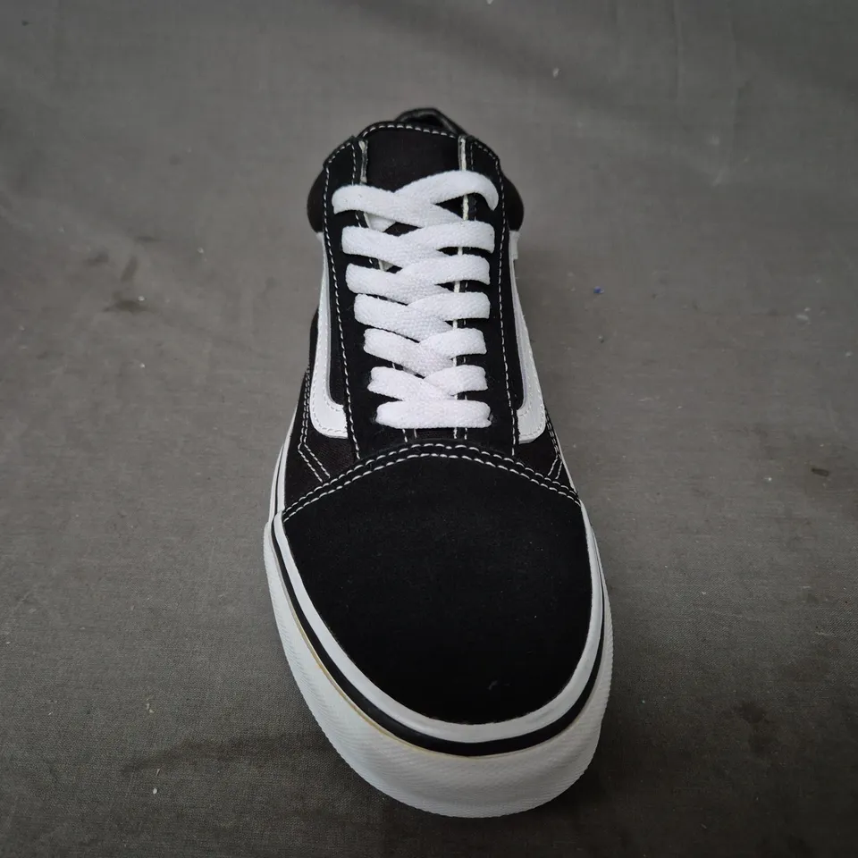 BOXED PAIR OF VANS OLD SKOOL SHOES IN BLACK/WHITE UK SIZE 6