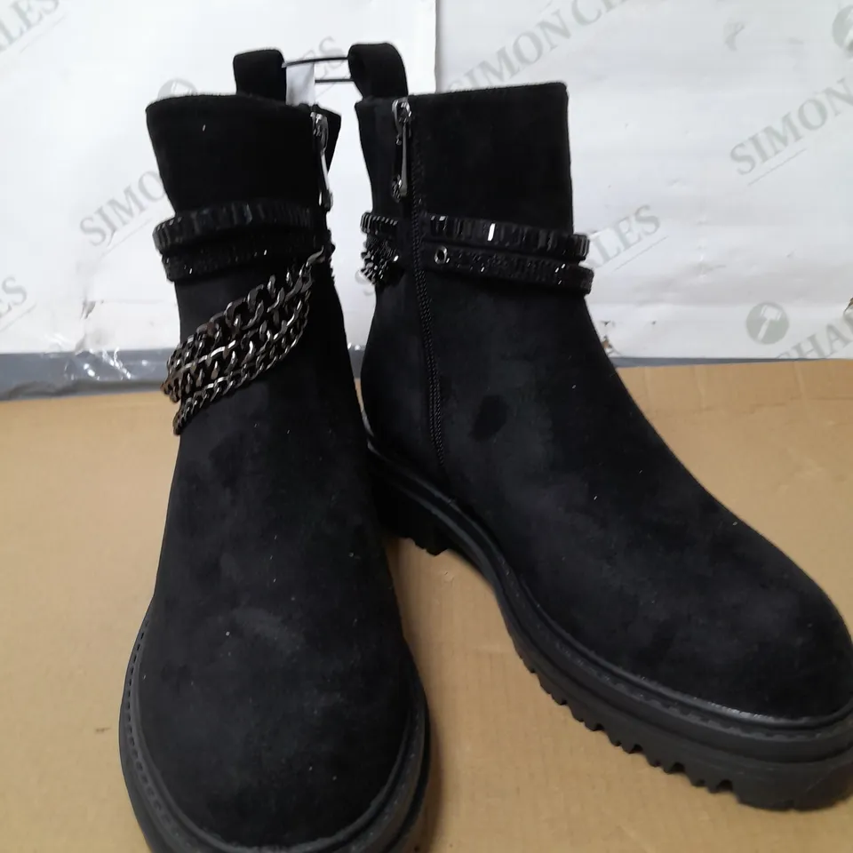 MODA IN PELLE ASTELLA CHAIN BOOT SIZE 5