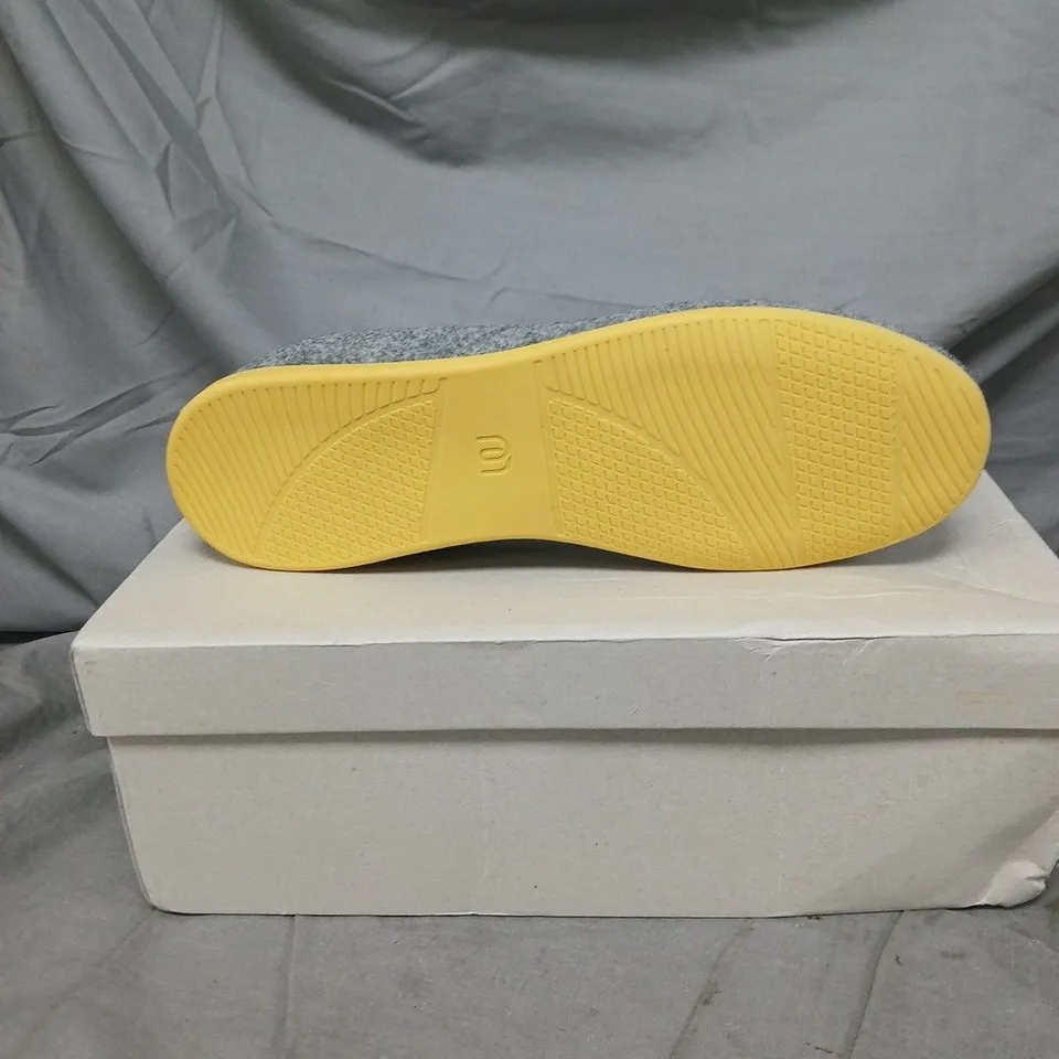 WELCOME HOME MAHABIS CLASSIC GREY FELT SLIP-ON SHOES WITH YELLOW SOLE – SIZE 8.5/9