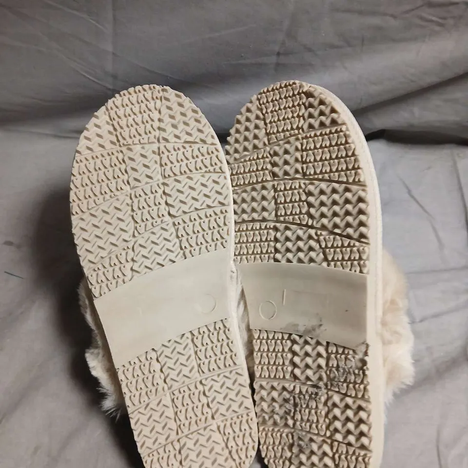 BOUX AVENUE WOMEN'S CREAM FAUX FUR SLIPPERS - SIZE UK 5-6