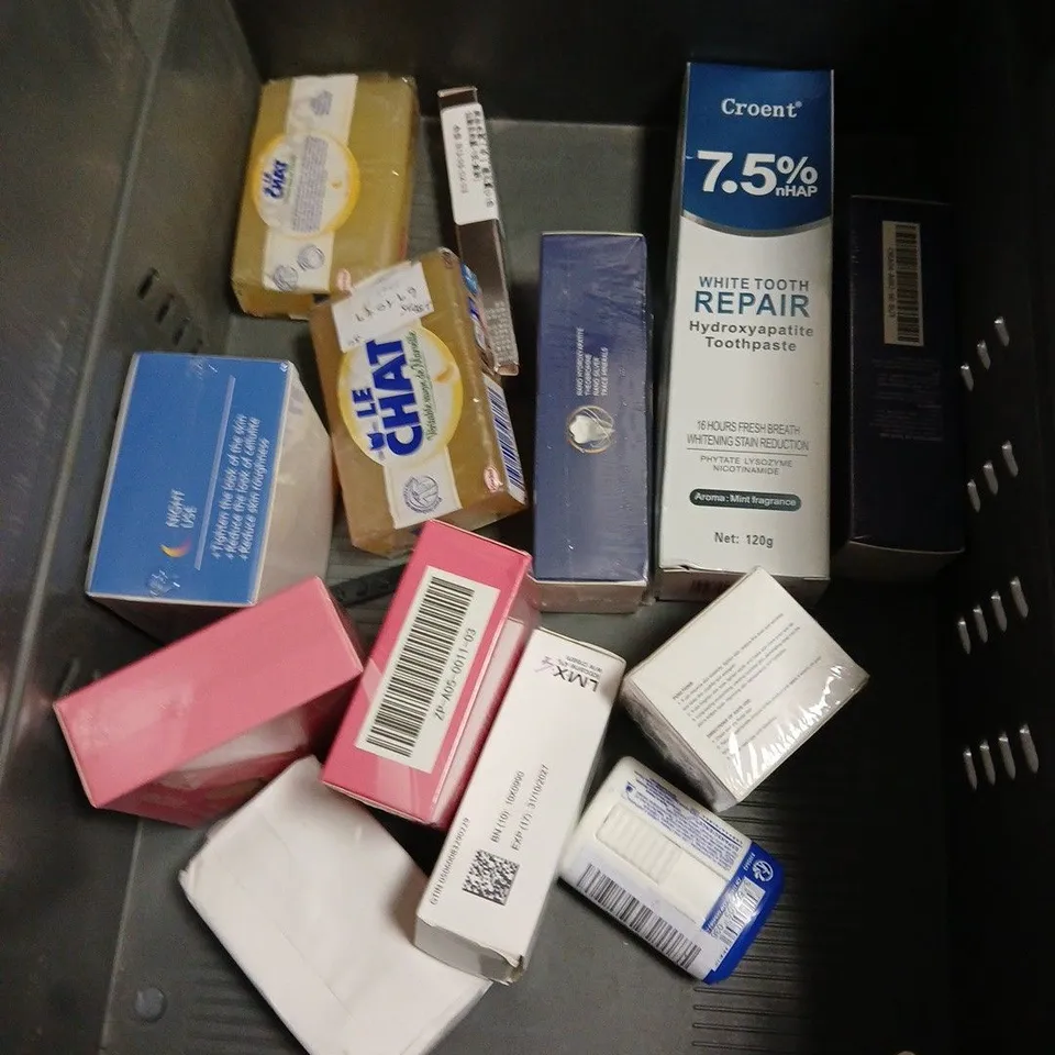 APPROXIMATELY 20 ASSORTED HEALTH & BEAUTY PRODUCTS TO INCLUDE GIVE ME CONDITIONER, JOHN FRIEDA BLONDES SHAMPOO, CHAMPNEYS BODY CLEANSER, ETC