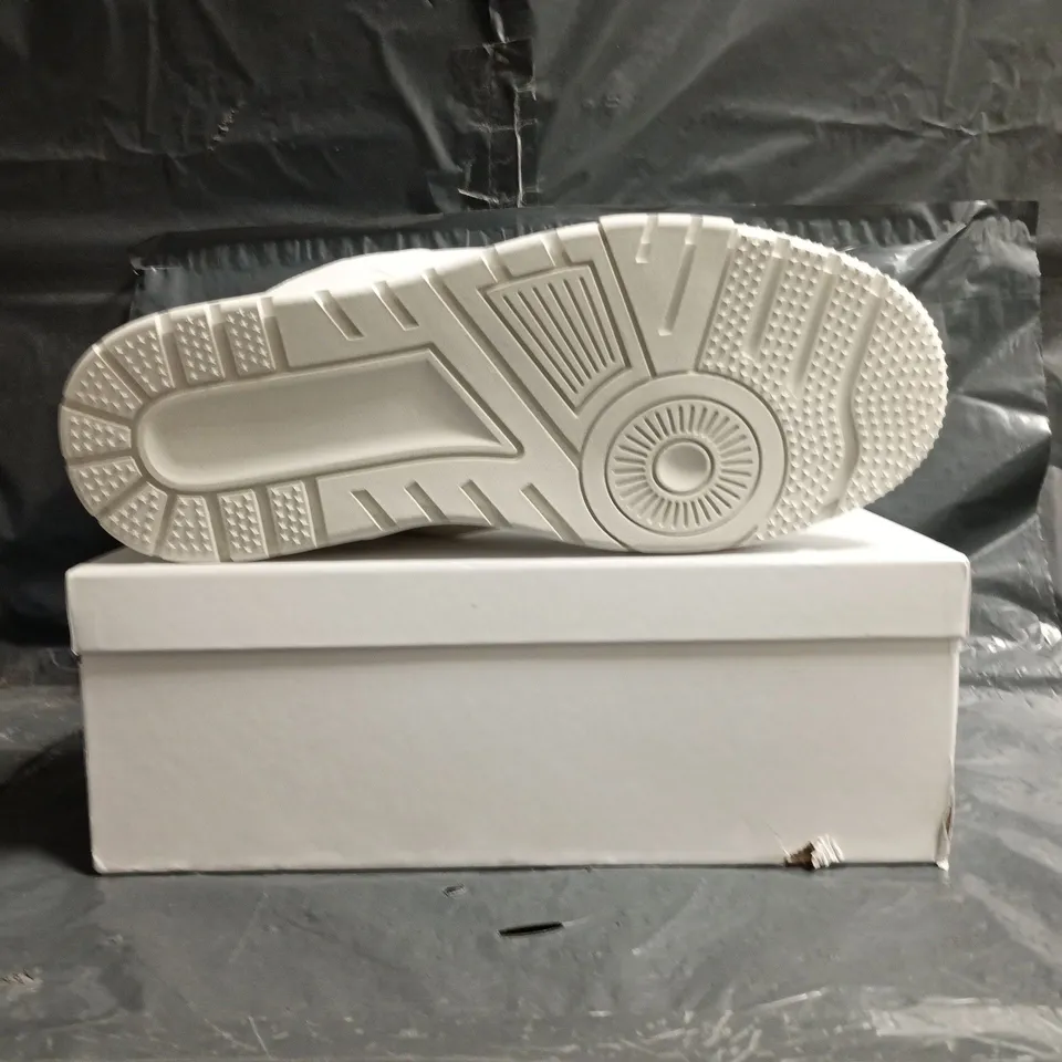 BOXED PAIR OF CONZURI PENTHOS SNEAKERS IN WHITE SIZE UK 11