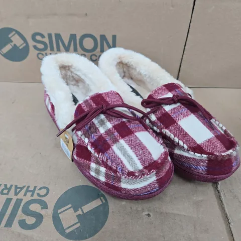 JO & JOE CHERRY PLAID FLUFFY SLIPPERS – UK 5