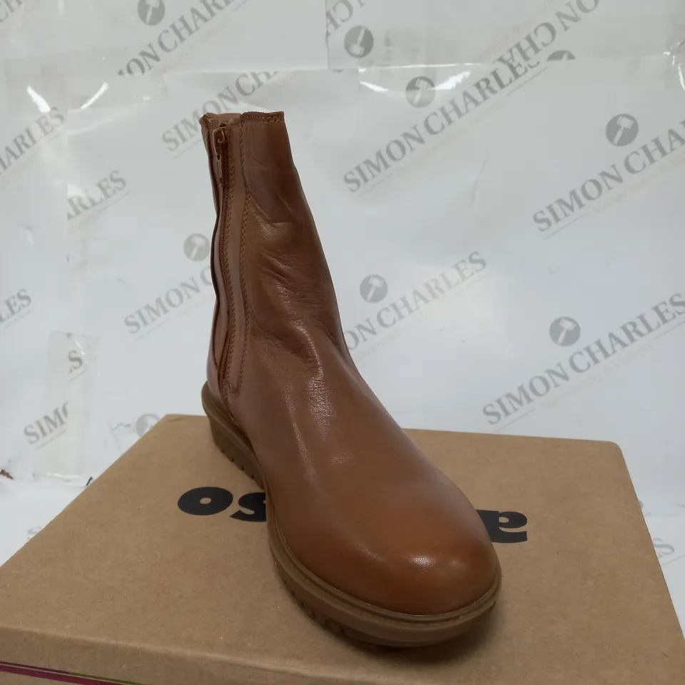 BOXED PAIR OF ADESSO BROWN BOOTS SIZE 4