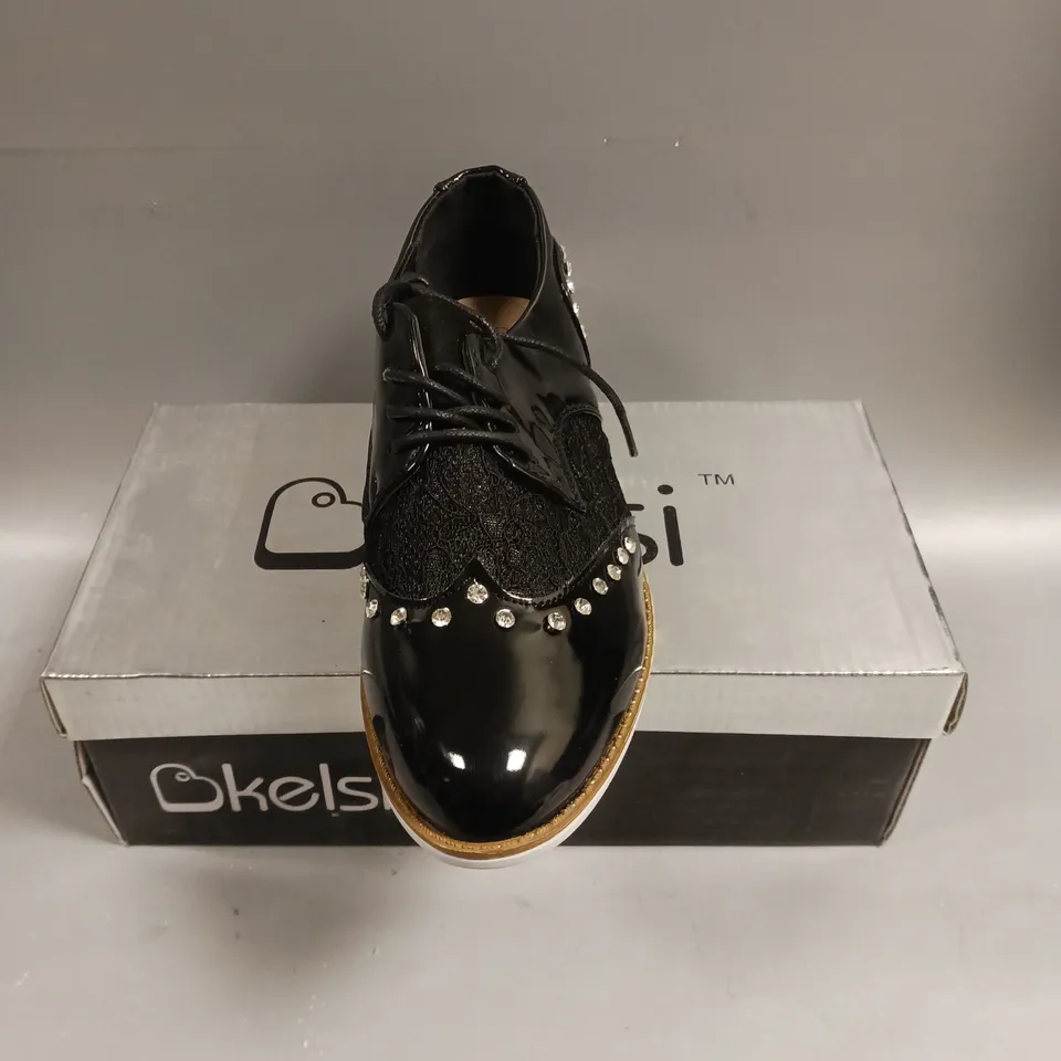 BOXED PAIR OF KELSI LACED SEQUINED SHOES IN BLACK - 4