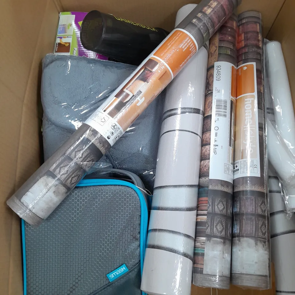 APROXIMATELY 15 ASSORTED HOUSEHOLD ITEMS TO INCLUDE WALLPAPER , LUNCHBOX , HOUSE MATS , ETC 